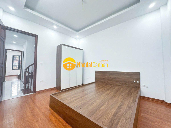 Nhà mới phố đê la thành 38m2, 5 tầng trước nhà rộng 4m giá 10.6 tỷ hiếm đống đa