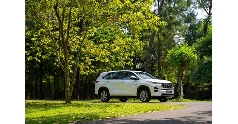 Bán xe TOYOTA INNOVA CROSS HYBRID xe sản xuất năm 2025, màu trắng ngọc trai, mới chạy lướt hơn 1000